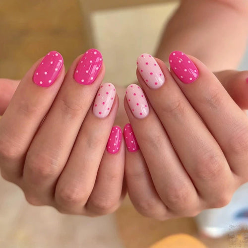 Kunstnagelset mit kreativen Punkten und eleganten Designs Karnz