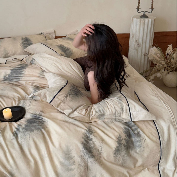 Bettwäsche-Garnitur aus hochwertigem Baumwollsatin mit dezenter Wald-Aquarell‑Bedruckung und Kontrastpaspel