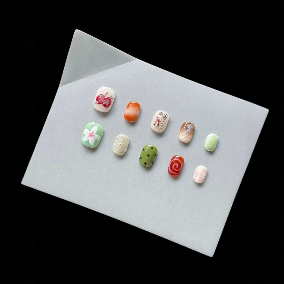 Künstlerisches Press-On-Nagelset mit einzigartigen Skizzen-Designs