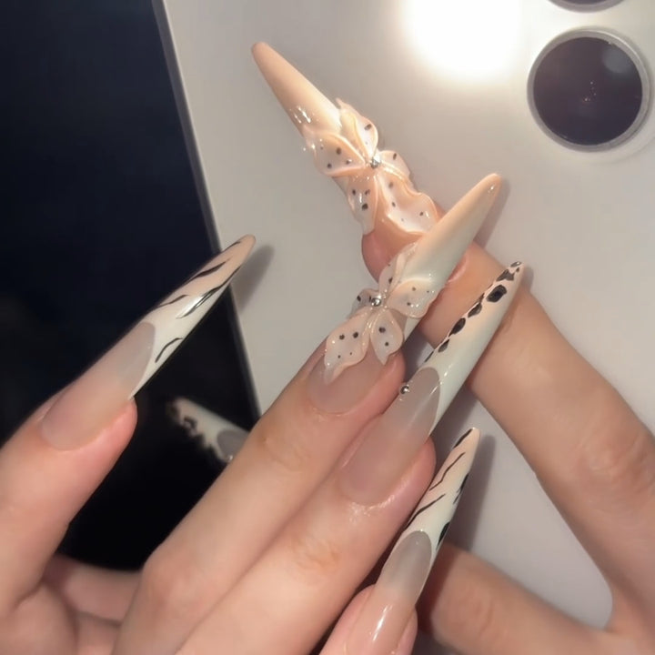 Elegante Kunstnägel mit Blumen- und Tierdesign Karnz