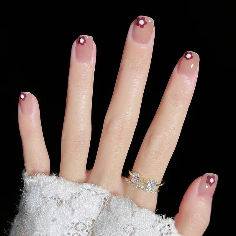 Kunstvolle Nagelkunst mit Blumendekoren Karnz