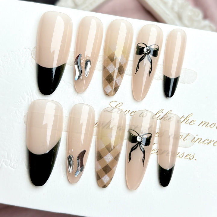 Elegantes Press-On-Nagelkunstset mit stilvollem Bogen und geometrischen Designs