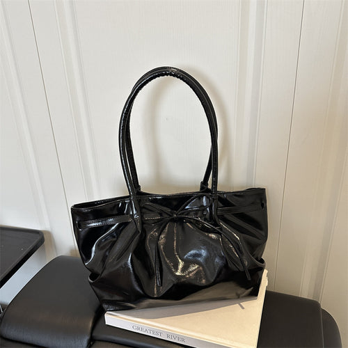 Stylische Lackleder-Handtasche