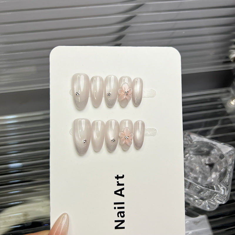 Elegantes Press-On-Nail-Art-Set mit floralen Akzenten