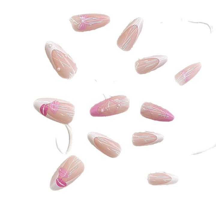 Künstlerisches Press-On Nagelset mit Kiss und Bow Design Karnz