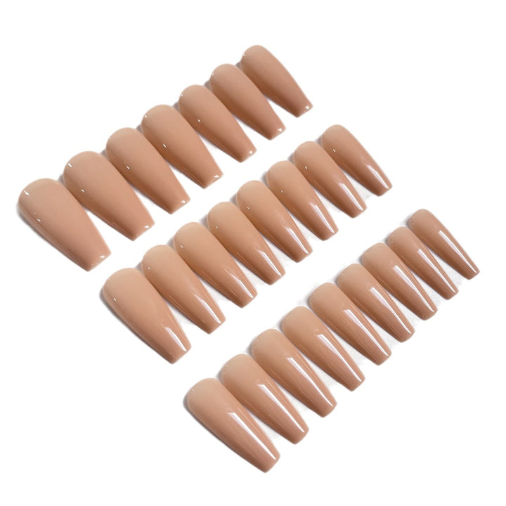 Elegante glänzende Nagelerweiterungen Karnz