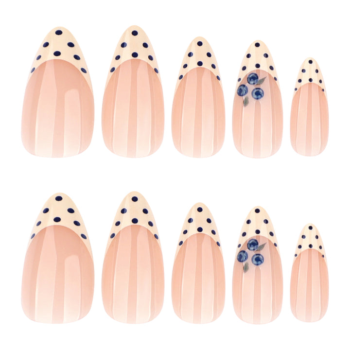 Kunstvolle Nagelverlängerungen mit zarten Blüten- und Punktdesign Karnz