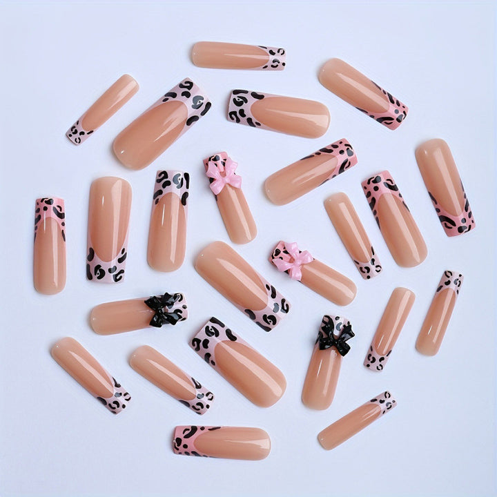 Dekorative Press-On Nagelkunst mit Schleifenakzenten