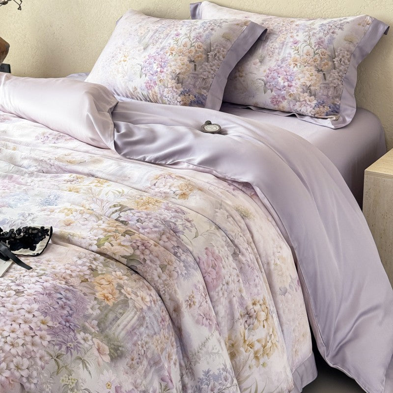 Luxuriöse Satin-Bettwäschegarnitur mit fliederfarbenem Blumen-Print und seidiger Paspel