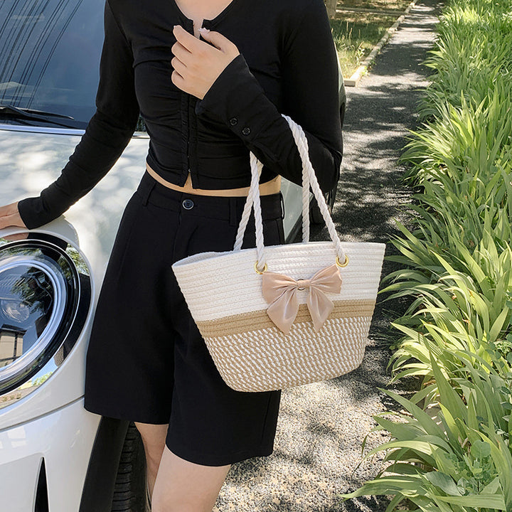 Handgefertigte Strohtasche mit floralem Detail Karnz