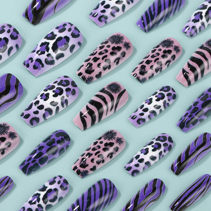 Kunstnägel im kreativen Leoparden- und Streifen-Design Karnz