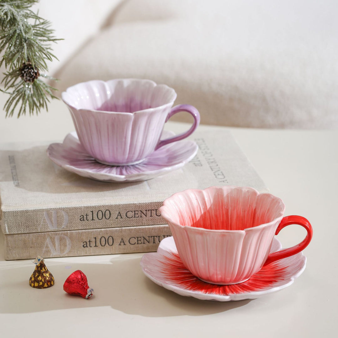 Keramiktasse mit Untertasse in Blütenform