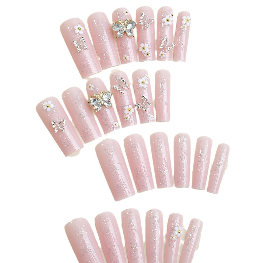Kunstnagelset mit floralen und glitzernden Akzenten Karnz