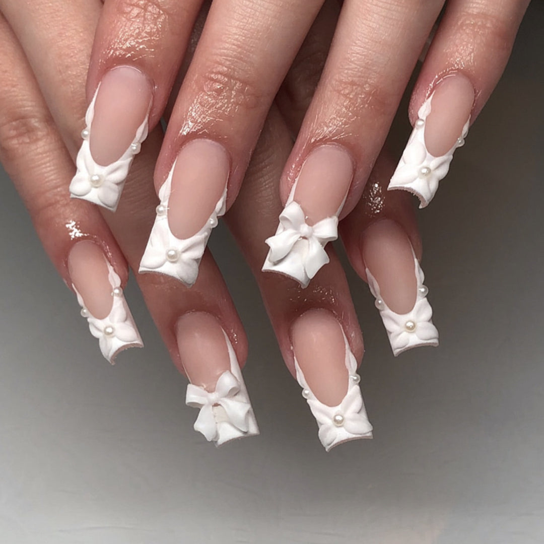Künstliche Nagelkunst mit Schleifendekor Karnz