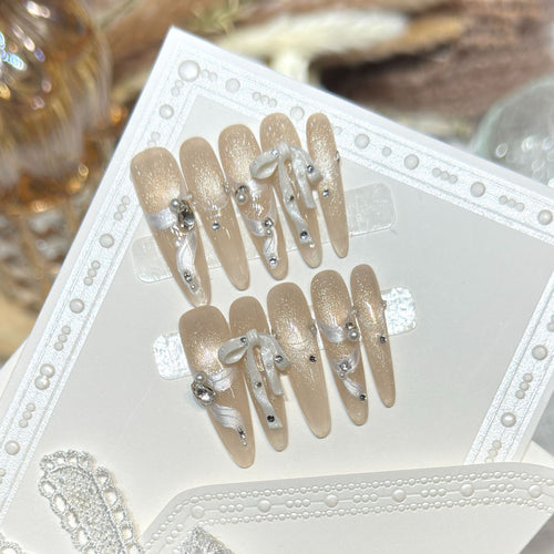 Elegantes Dekoratives Press-On Nagelset mit Strassakzenten