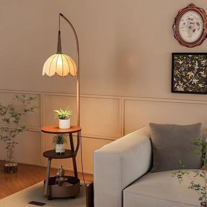 Moderne Stehlampe mit integriertem Pflanzenständer