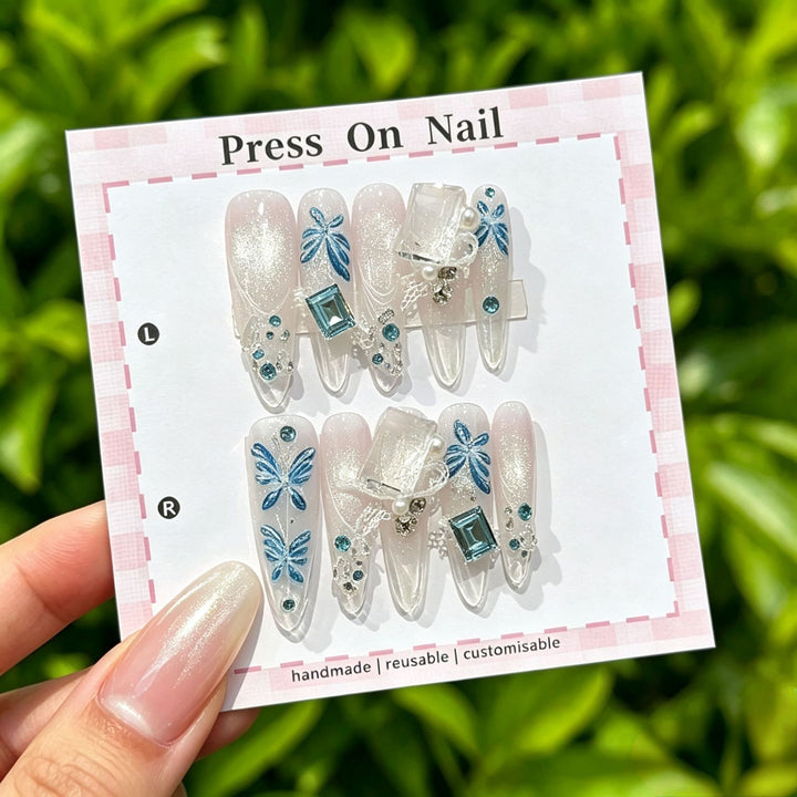 Künstlerisches Press-On Nägel Set mit tropischen und floralen Akzenten