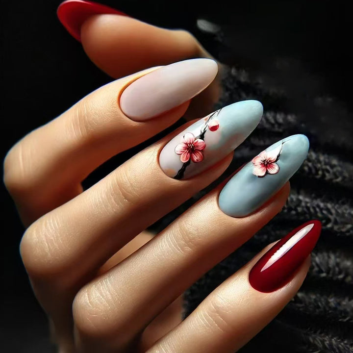 Künstlerische florale Press-On-Nageldesigns Karnz