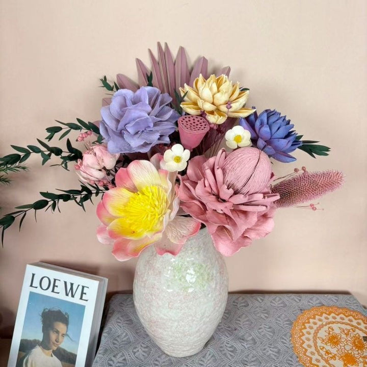 Dekorativer Kunstblumenstrauß