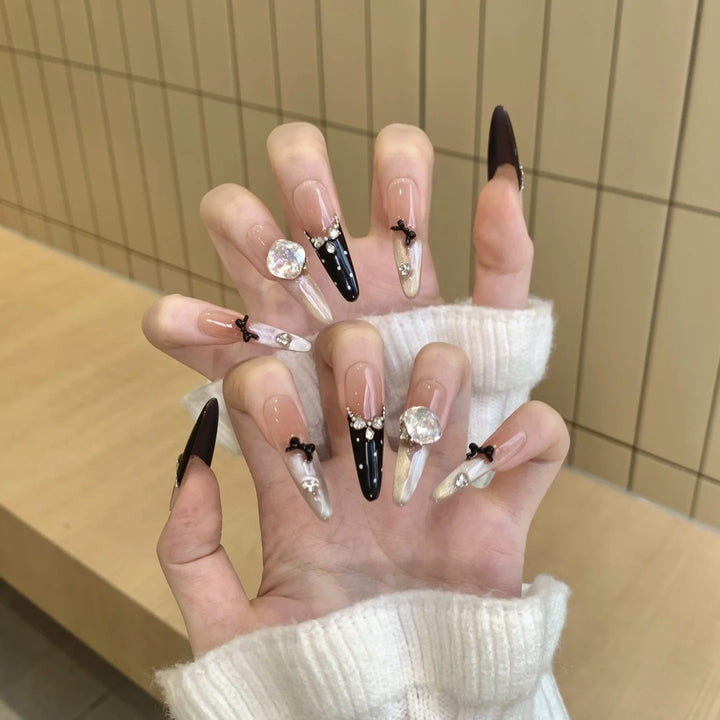 Künstlerische Stiletto Press-On Nagelkunst mit schimmernden Akzenten Karnz