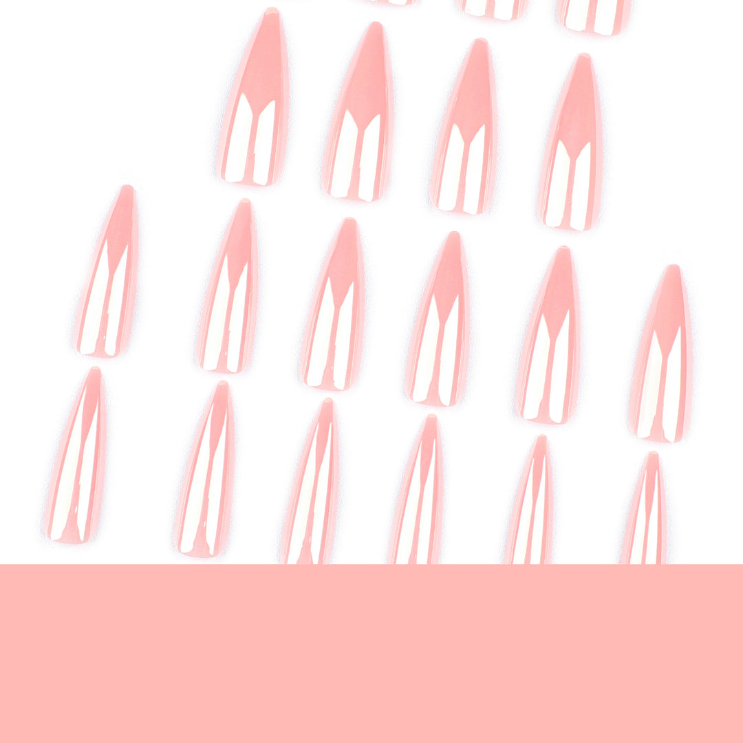 Kunstvolle Stiletto-Nägel mit Hochglanz-Finish Karnz