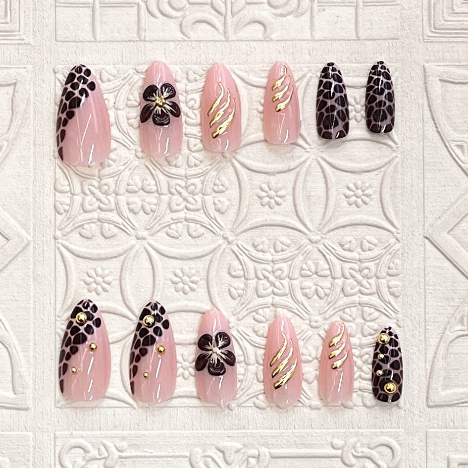 Künstlerisches Press-On Nagelset mit floralem und Leopardenakzent Karnz