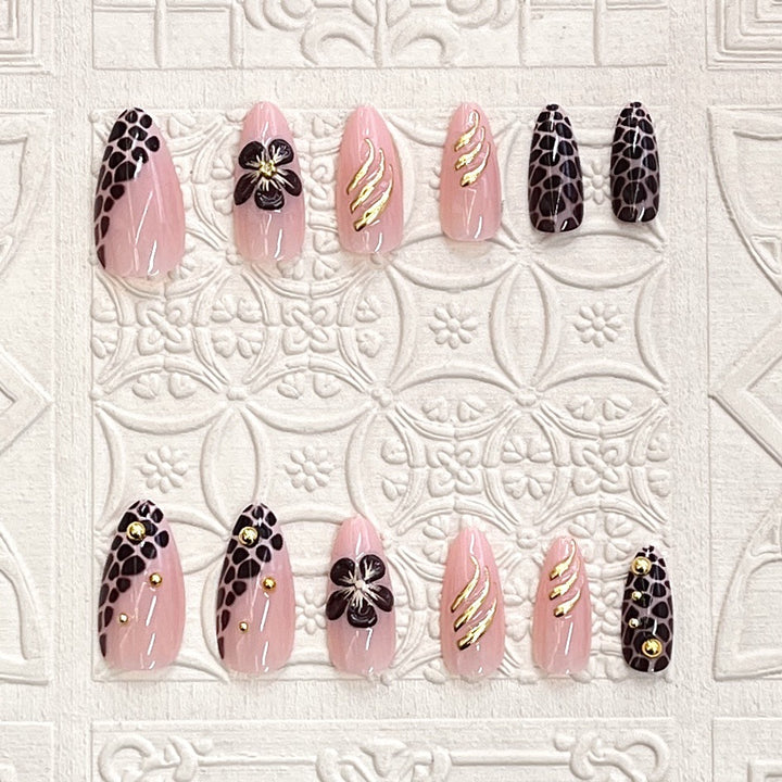 Künstlerisches Press-On Nagelset mit floralem und Leopardenakzent Karnz