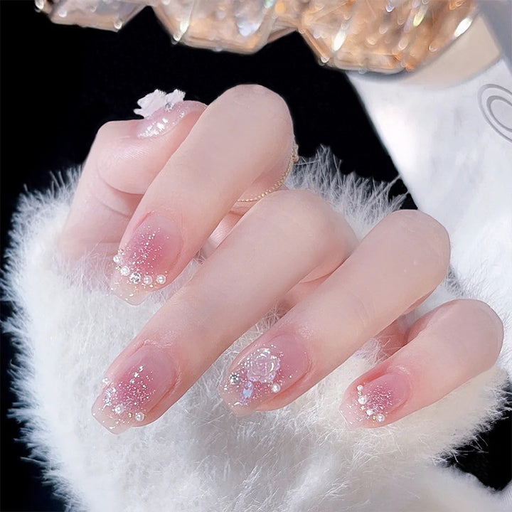 Kunstnagelset mit funkelnden Glitter- und Perlverzierungen Karnz