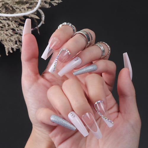 Elegante Stiletto-Acryl-Nagelerweiterungen Karnz