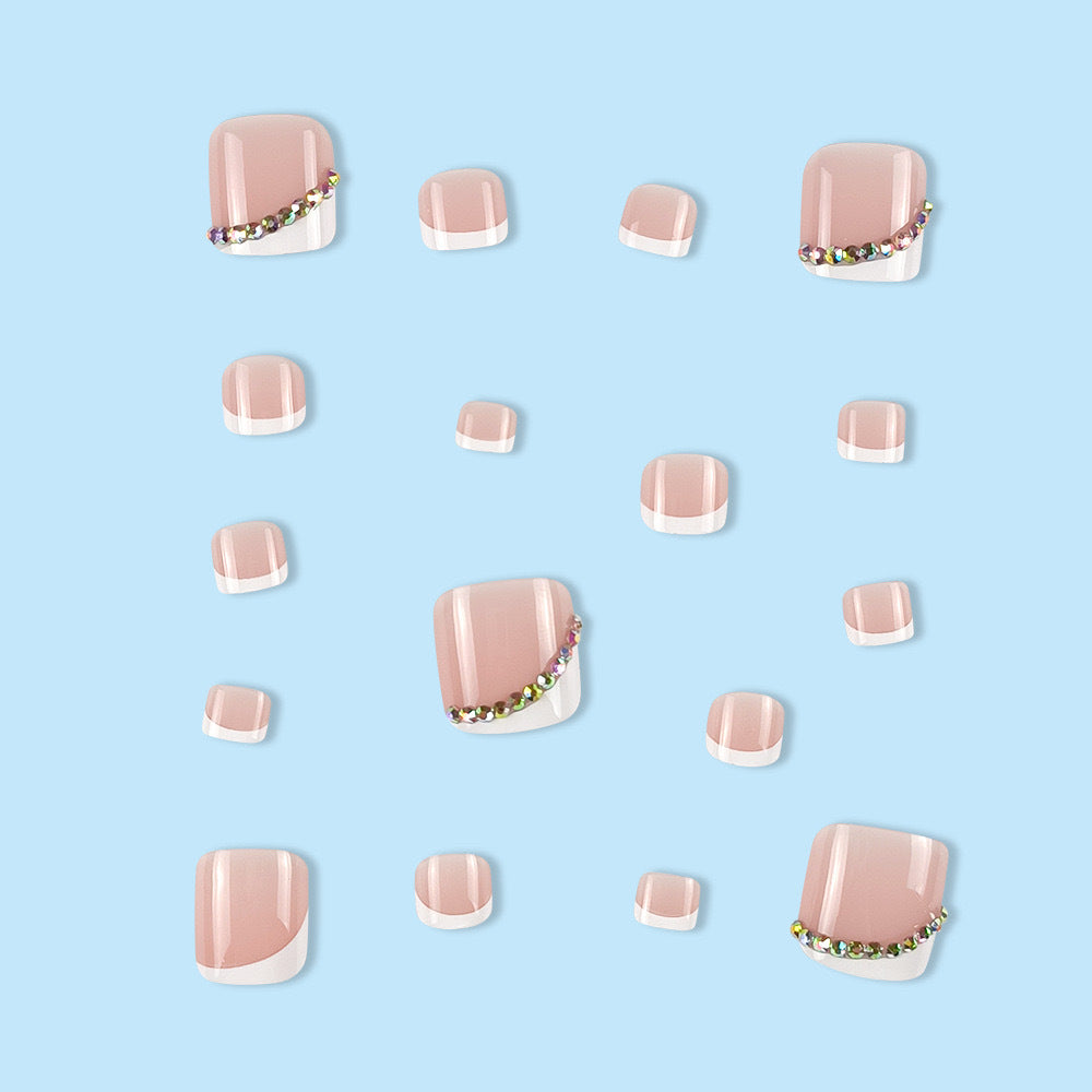 Fußnagelkunst Set mit eleganten französischen Spitzen und Glitzerakzenten Karnz