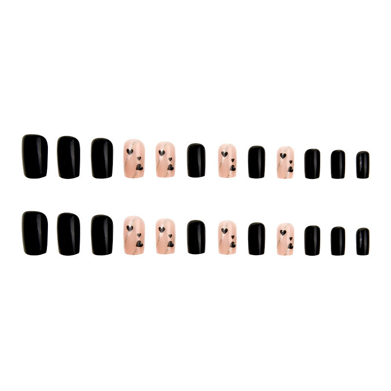 Kreative Nagelspitzen mit Herzmotiven Karnz