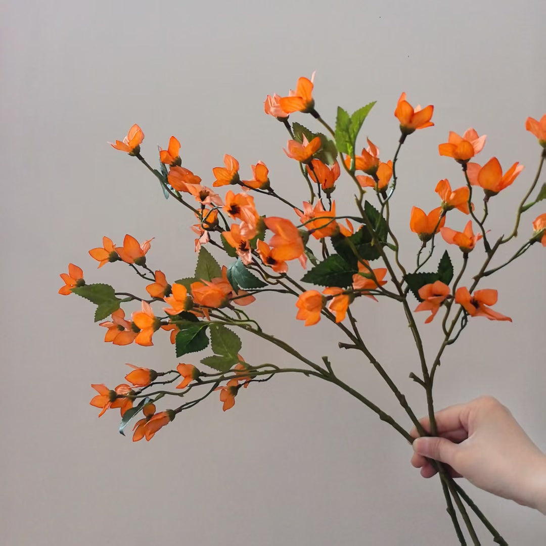 Lebensechte blühende Blumenstängel