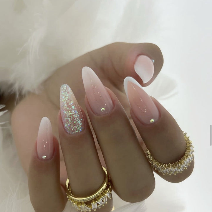 Elegante Press-On Nagelspitzen Set mit Glitzer und Ombre-Design Karnz