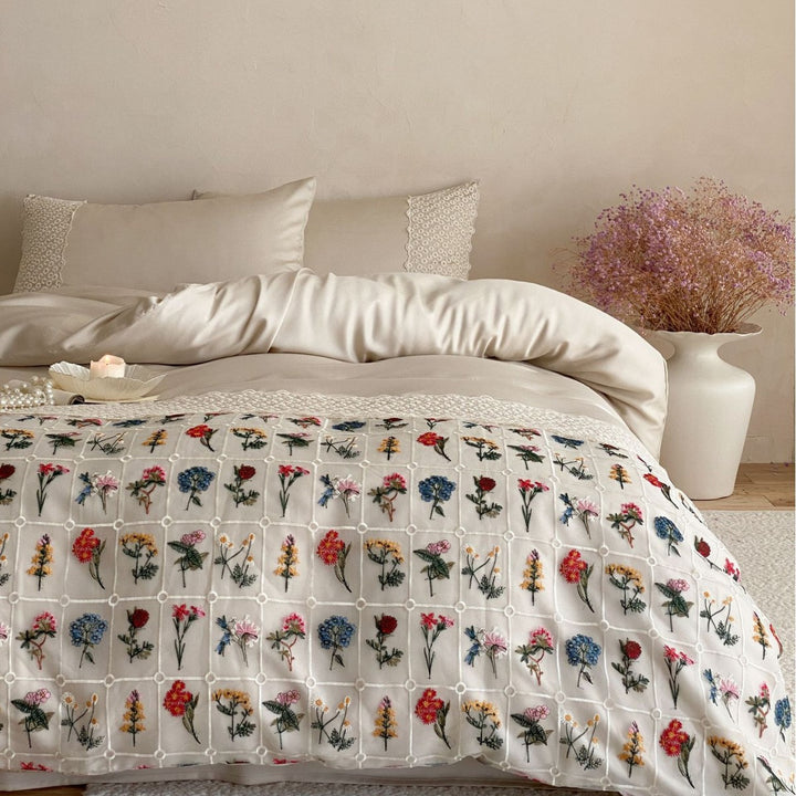 Bestickte Bettdecke und Tagesdecke mit floraler Patchwork-Stickerei