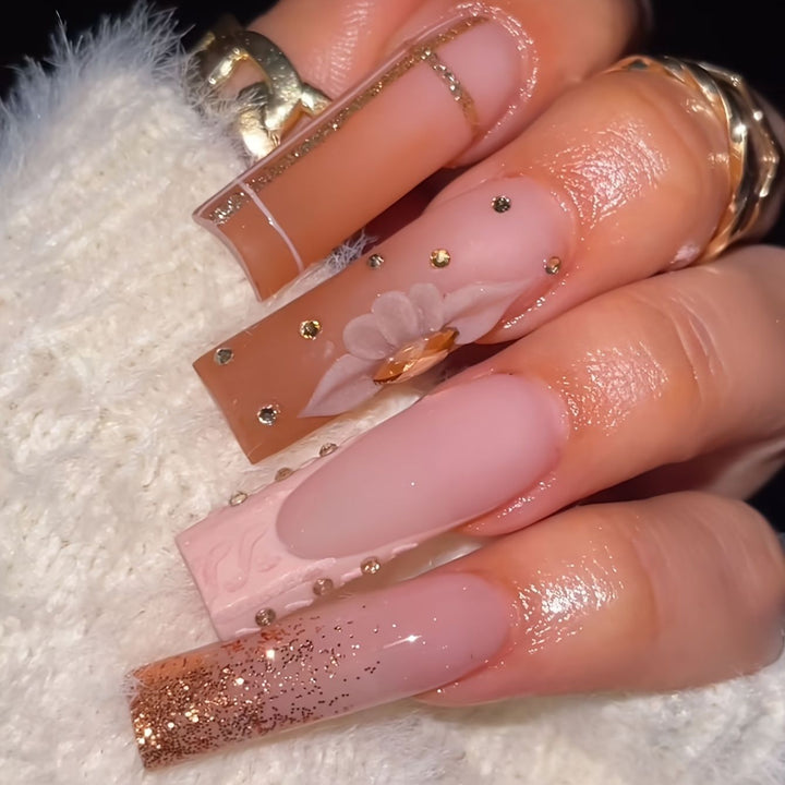 Glamouröse florale dekorierte Press-On-Nagelkunst Karnz