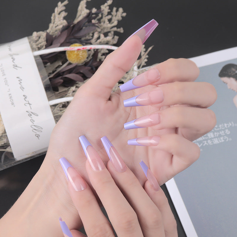 Elegantes Stiletto-Press-On-Nagelset mit zweifarbigen Design Karnz