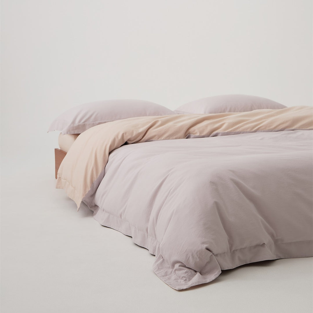 Minimalist gewaschenes gebürstetes Baumwoll-Bettwäsche-Set mit tiefem Spannbetttuch und Kissenbezügen
