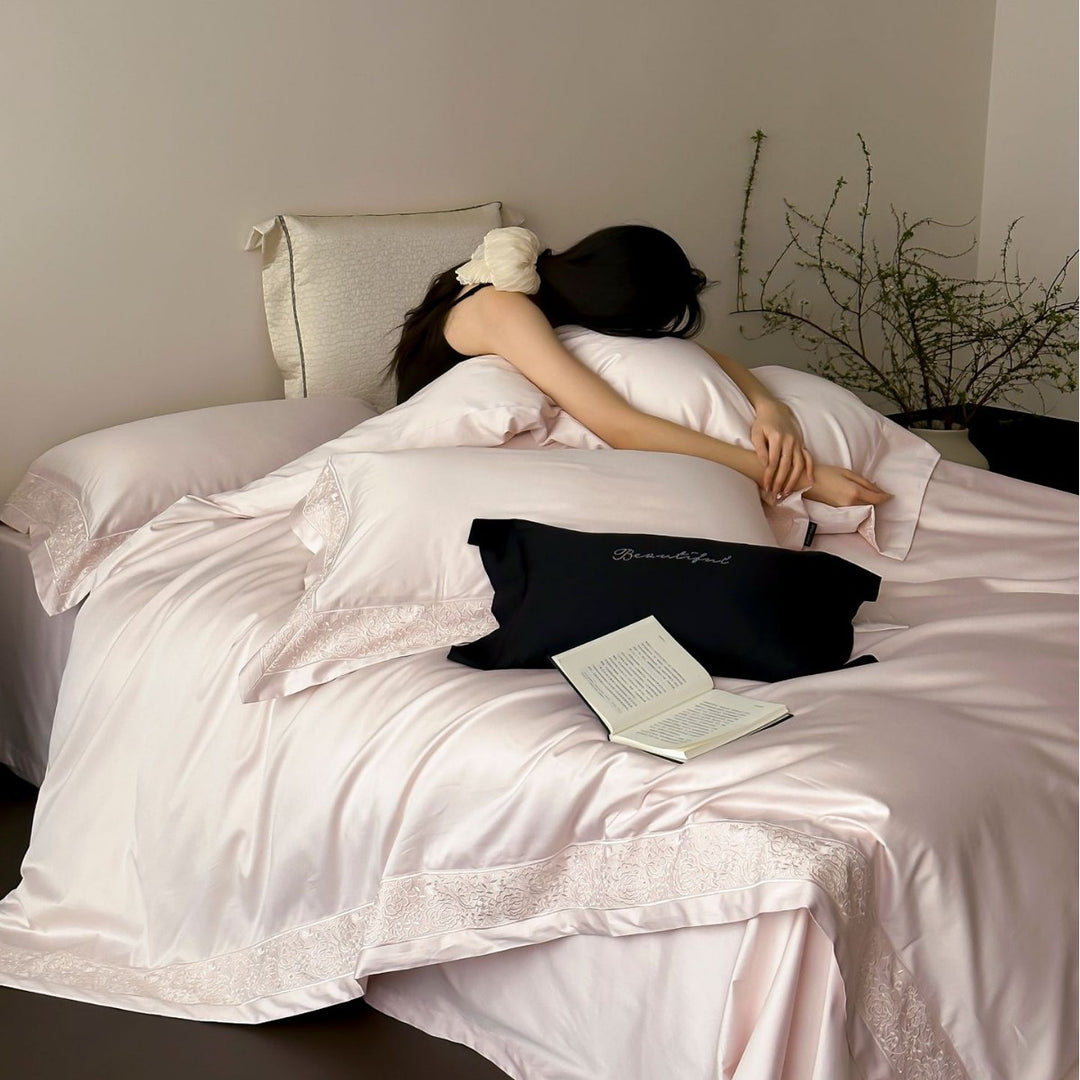 Luxuriöses Satin-Feeling Wendebettbezug-Set mit gesticktem Saum und Kissenbezügen