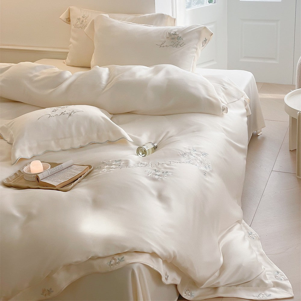 Elegante Satin-Bettgarnitur mit floraler Reliefstickerei und feiner Paspel