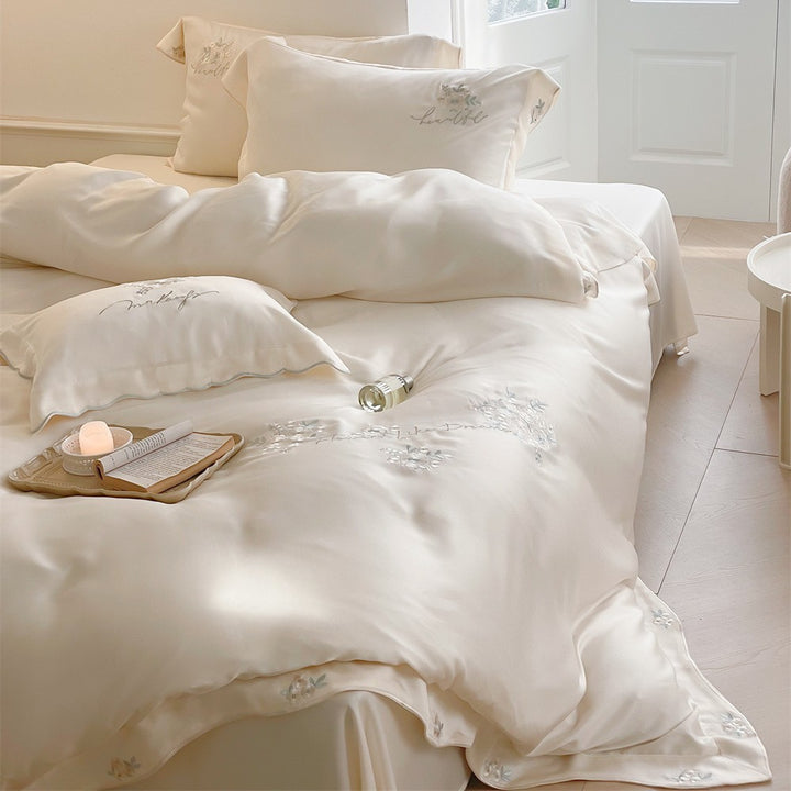 Elegante Satin-Bettgarnitur mit floraler Reliefstickerei und feiner Paspel