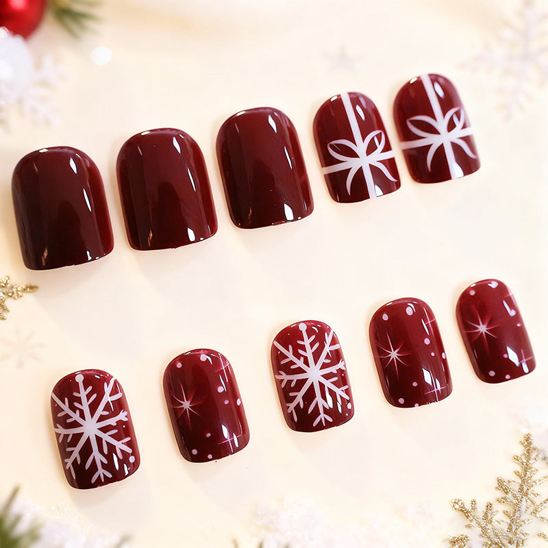 Festliche Winter-Nagelkunst Karnz