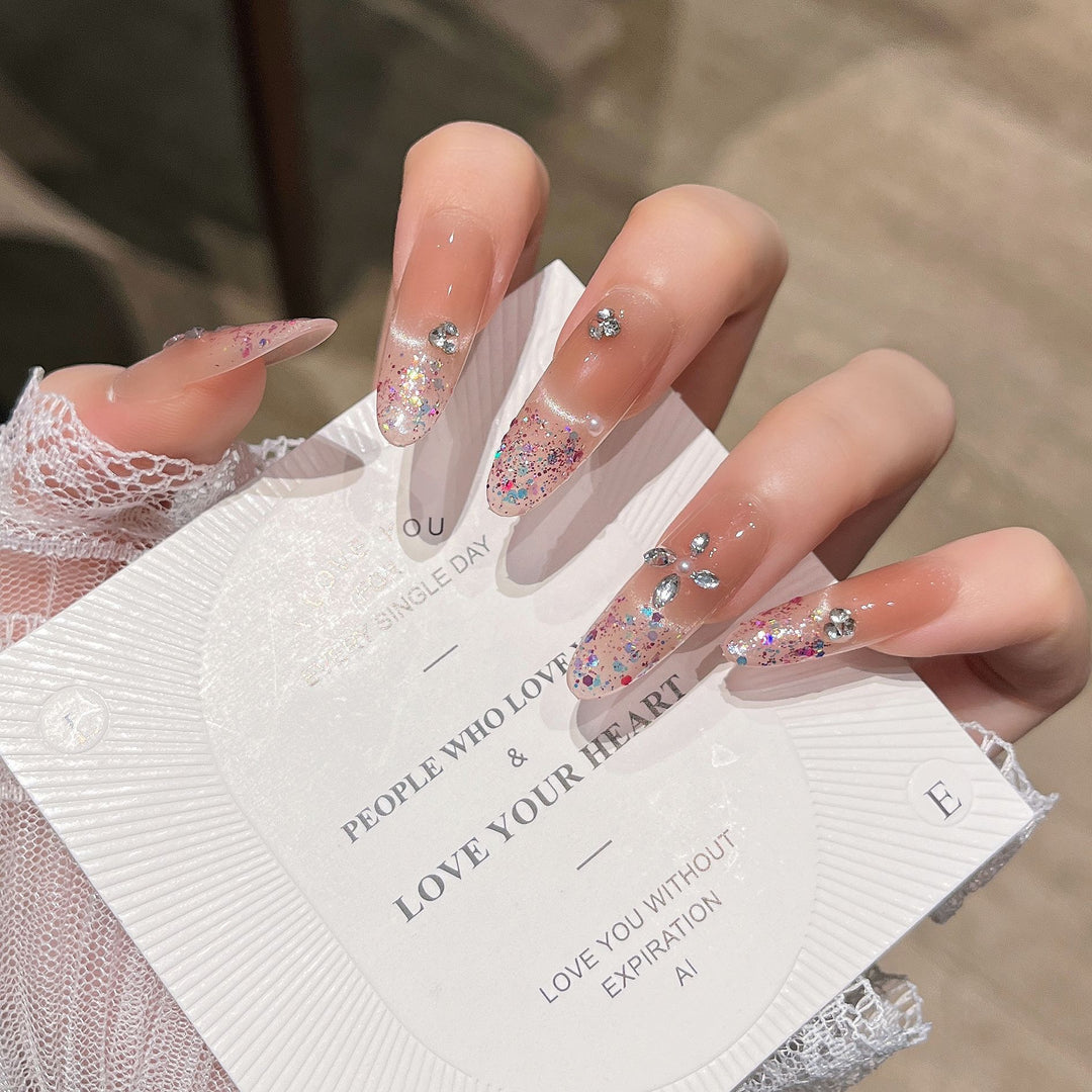 Elegantes, mit Glitzer versehenes Press-On-Nail-Design Karnz