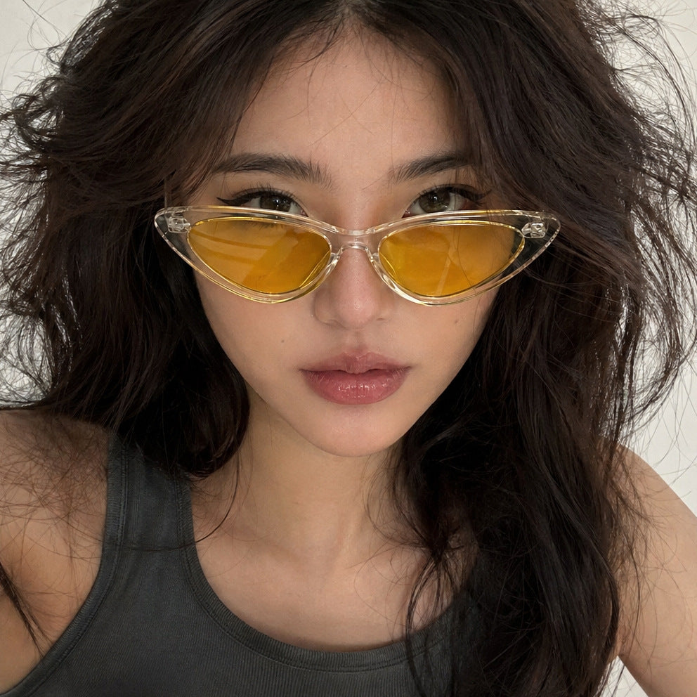 Damen Cat-Eye Sonnenbrille mit transparenter Rahmenkonstruktion und gelben Gläsern Karnz