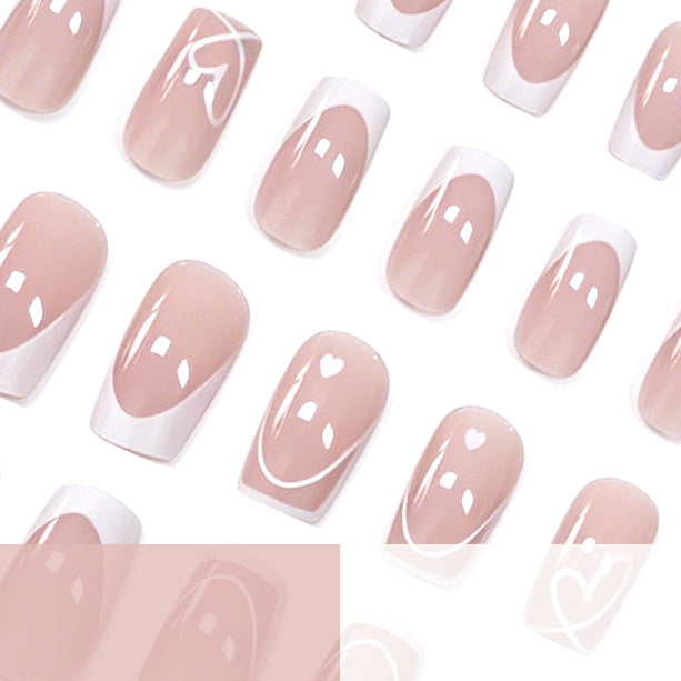 Herz- verziertes französisches Nagelkunst Karnz