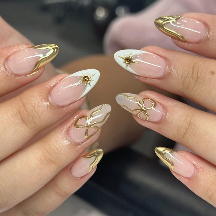 Kunstvolle Stiletto-Nägel mit eleganten Goldakzenten Karnz