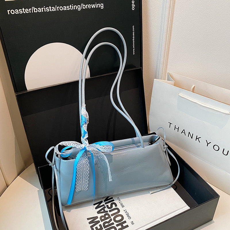 Elegante handgefertigte Tasche mit Spitzenbesatz