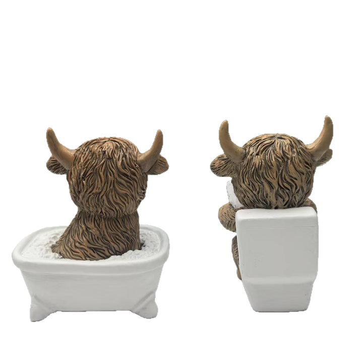Lustige Dekofigur eines Highlandrinds in Badewanne Karnz