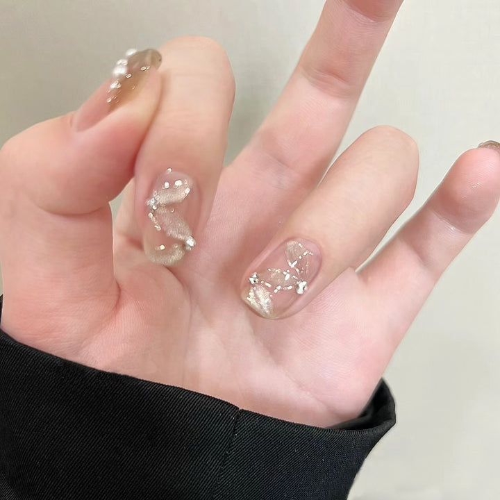 Elegante Kunstnägel mit Perlenschmuck und Glitzereffekten Karnz