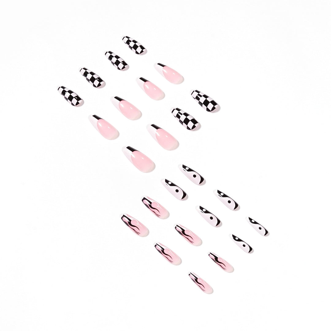 Künstliche Nagelkunst mit modernem grafischen Design Karnz