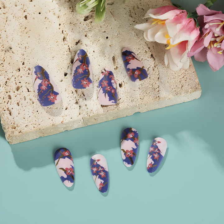 Künstliche Fingernägel im floralen Design Karnz